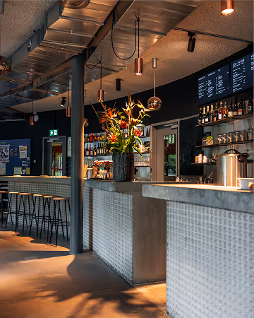 Bar im Brot Bistro Bar – Weinauswahl und Getränke im Park Bäckeranlage Zürich