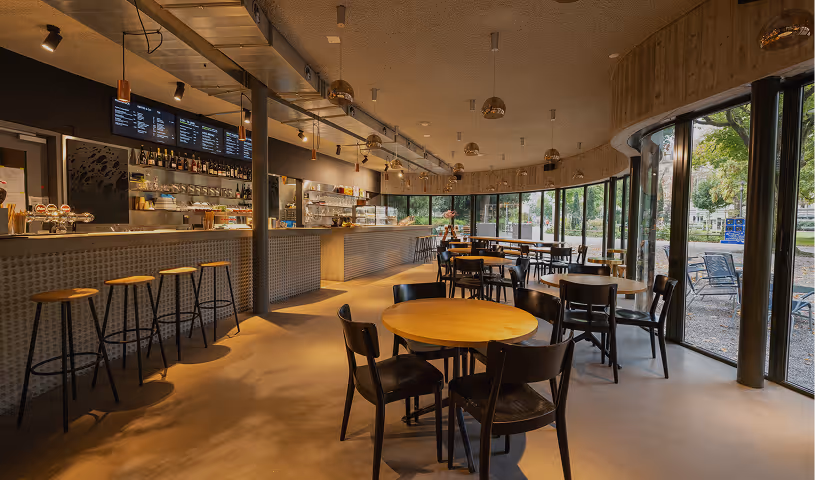 Gastraum mit Bar und Panoramaverglasung zum Park im Brot Bistro Bar Zürich – Eventlocation im Kreis 4